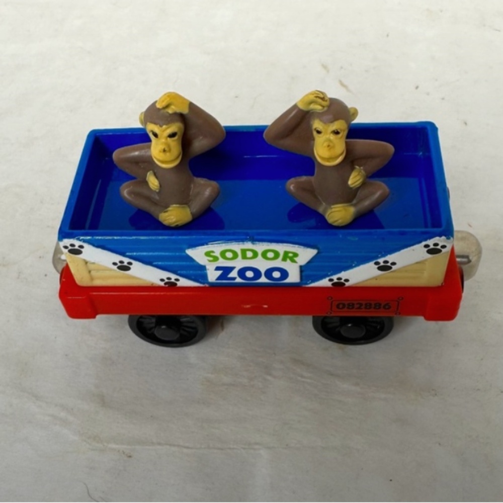 Thomas & Friends Take n Play Along Train Tank Engine 2006 Sodor Zoo Monkey Car